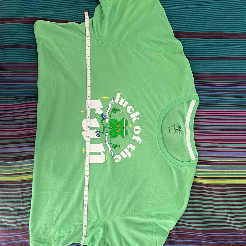 Brooks Luck of the Run Shirt NWOT 🍀 - Picture 10 of 10